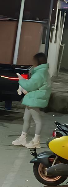 新浦华联后街第一个厕所旁边，就